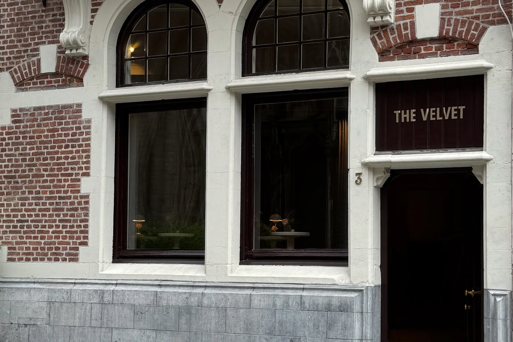 The stone and brick facade of the Diephuis with its leaded windows